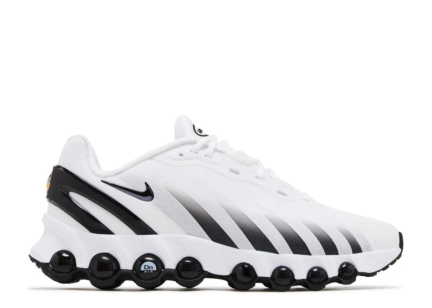 NIKE DN 8 WHITE AND BLACK
