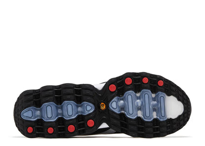 NIKE DN 8 WHITE AND BLACK